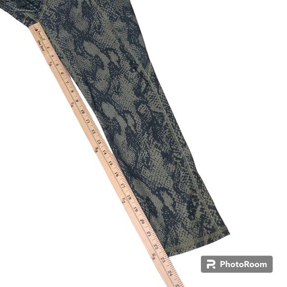 NOLI Active Green Python Snakeskin Print Cropped Yoga Leggings, Size M - Picture 8 of 8